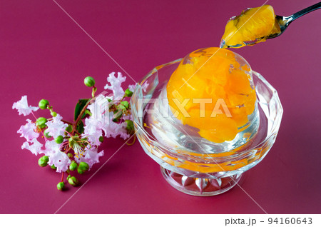 透明な冷たいみかんゼリー 94160643