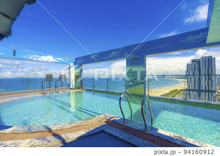 ベトナム・ダナン ミーケービーチを一望する屋上プール 94160912
