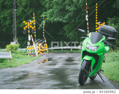 僕のバイクと踏切 94160962