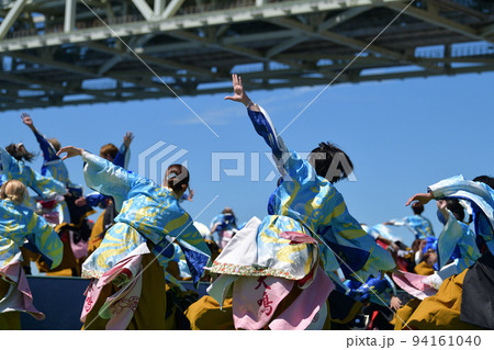 よさこい祭り　神戸市舞子会場　躍動する若者の演舞　 94161040