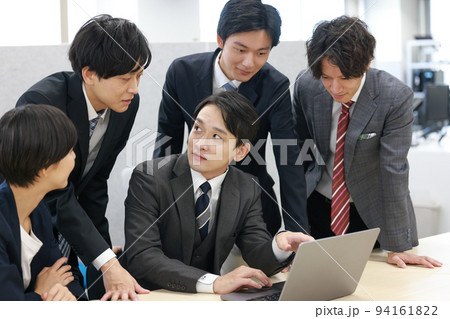 PCを指さし問題点を指摘する管理職と返答に困る部下_1 94161822