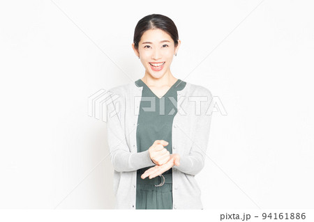 納得したジェスチャーをする女性 94161886