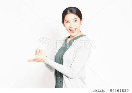 納得したジェスチャーをする女性 94161889