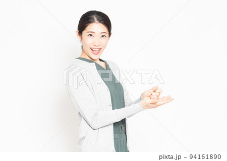 納得したジェスチャーをする女性 94161890