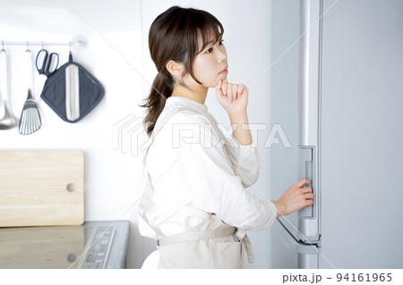 女性 キッチン 悩む 女性 キッチン 悩む 94161965
