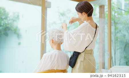 訪問美容師とグレイヘアのシニア女性 訪問美容師とグレイヘアのシニア女性 94162315