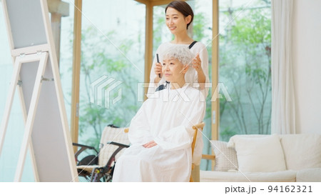 訪問美容師とグレイヘアのシニア女性 訪問美容師とグレイヘアのシニア女性 94162321