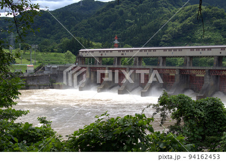 雨のあと増水している宮中取水ダム（信濃川） 94162453