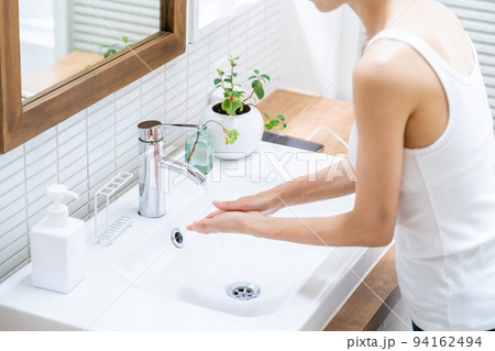 洗面台で手を洗うミドル女性。 94162494