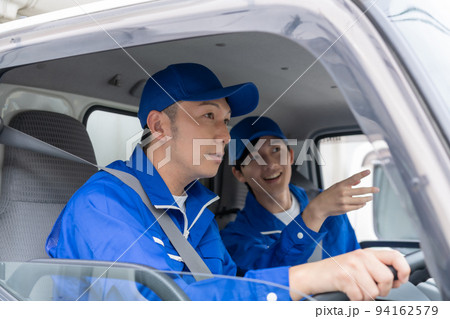 トラックを運転する引越業者の男性スタッフ トラックを運転する引越業者の男性スタッフ 94162579