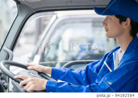 ドラックを運転する若い男性運送業者 ドラックを運転する若い男性運送業者 94162584