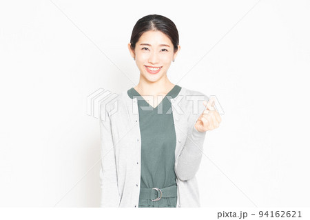 手でハートの形を作って見せている女性 手でハートの形を作って見せている女性 94162621