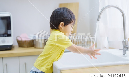 手を洗う2歳の男の子 手を洗う2歳の男の子 94162653