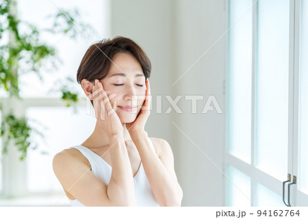 保湿を実感するミドル女性。 保湿を実感するミドル女性。 94162764