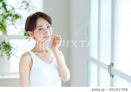 保湿を実感するミドル女性。 保湿を実感するミドル女性。 94162768