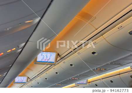 北海道・羽田と新千歳空港のフライトの風景、機内のイメージ(1) 94162773