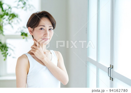 保湿を実感するミドル女性。 94162780