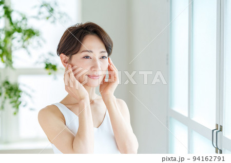 保湿を実感するミドル女性。 保湿を実感するミドル女性。 94162791