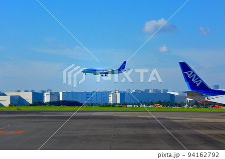羽田空港・空港のイメージ・着陸態勢の飛行機と、駐機場の飛行機の尾翼・東京都大田区(2) 羽田空港・空港のイメージ・着陸態勢の飛行機と、駐機場の飛行機の尾翼・東京都大田区(2) 94162792