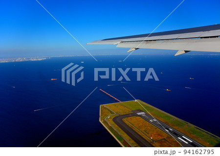 羽田空港・D滑走路を見下ろして旋回、高度を上げていく飛行機の搭乗イメージ(機影なし)・東京都大田区 94162795