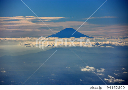 新千歳空港便のお楽しみ、羽田空港上空の機内から見える富士山・東京都大田区(近景) 94162800