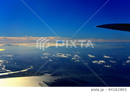 新千歳空港便のお楽しみ、羽田空港上空の機内から見える富士山・東京都大田区(富士山主体) 94162803