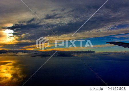 北海道・新千歳、羽田空港線、苫小牧沖の美しい夕陽を見ながらフライトを楽しむイメージ・苫小牧(2) 94162808