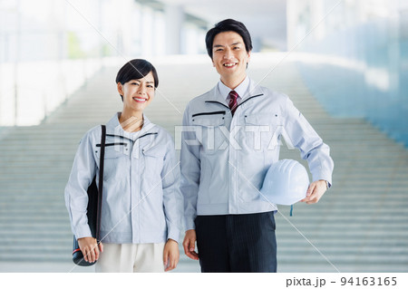 ヘルメットを持った現場監督 94163165