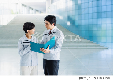 建設現場を視察する作業スタッフ 94163196