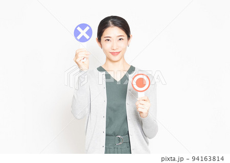 NGのプレートを持っている女性 94163814