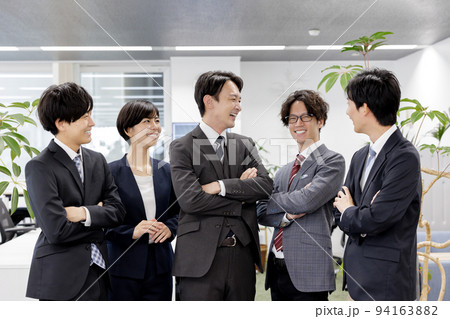 談笑するビジネスマン　集合 94163882
