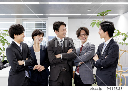 談笑するビジネスマン　集合 94163884