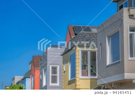 Side view of suburban houses with clear glass window panes in San Francisco, California 94165451