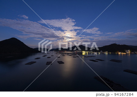 日本の岡山県備前市の日生の美しい早朝の満月 日本の岡山県備前市の日生の美しい早朝の満月 94167284