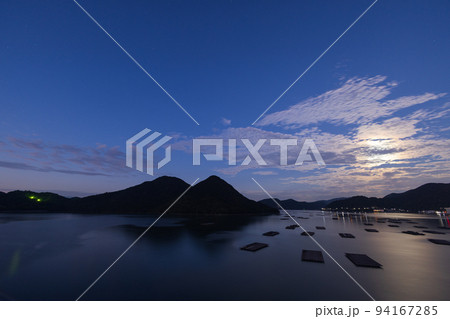 日本の岡山県備前市の日生の美しい早朝の満月 日本の岡山県備前市の日生の美しい早朝の満月 94167285