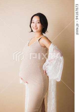 緑道を歩く妊婦さん 緑道を歩く妊婦さん 94167673