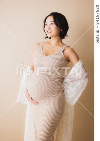 緑道を歩く妊婦さん 94167680