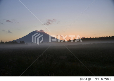 初秋の北海道ニセコ町で夜明けの羊蹄山の風景を撮影 初秋の北海道ニセコ町で夜明けの羊蹄山の風景を撮影 94167901