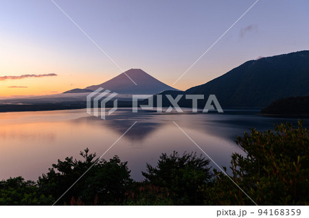 (山梨県)朝焼けの空と本栖湖に映る逆さ富士の絶景 (山梨県)朝焼けの空と本栖湖に映る逆さ富士の絶景 94168359