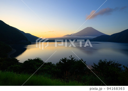 (山梨県)朝焼けの空と本栖湖に映る逆さ富士の絶景 (山梨県)朝焼けの空と本栖湖に映る逆さ富士の絶景 94168363