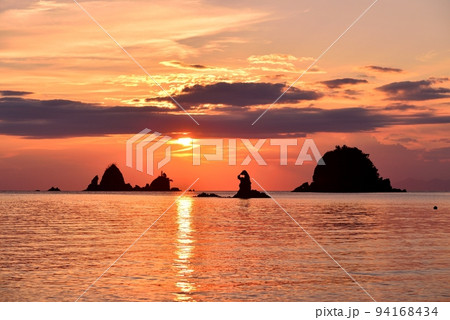 大田子海岸ゴジラ岩の夕日 94168434