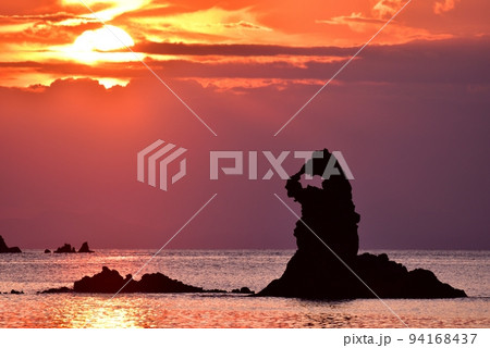 大田子海岸ゴジラ岩の夕日 94168437