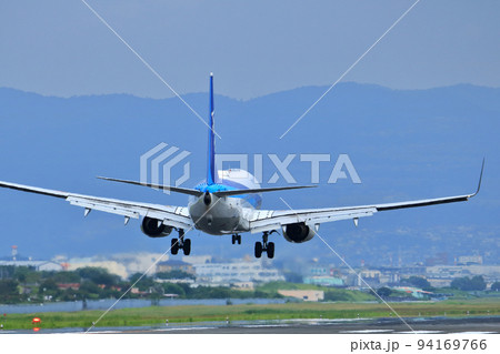 大阪国際空港 ANA 飛行機 着陸態勢 千里川尻 大阪国際空港 ANA 飛行機 着陸態勢 千里川尻 94169766
