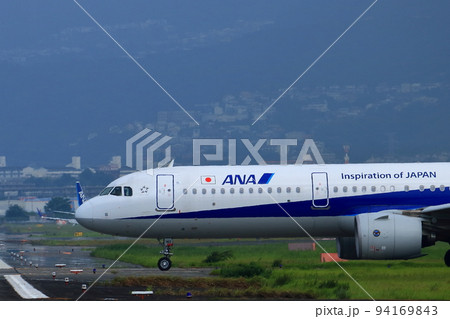 大阪国際空港　ANA　飛行機　離陸態勢　千里川尻 94169843