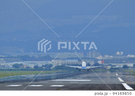 大阪国際空港 ANA 飛行機 離陸態勢 千里川尻 大阪国際空港 ANA 飛行機 離陸態勢 千里川尻 94169850