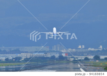 大阪国際空港　ANA　飛行機　離陸態勢　千里川尻 94169854