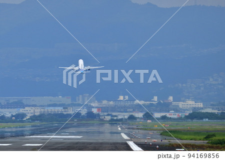 大阪国際空港　ANA　飛行機　離陸態勢　千里川尻 94169856