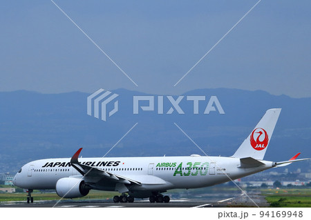 大阪国際空港　JAL　AIRBUS　A350　飛行機　離陸態勢　千里川尻 94169948
