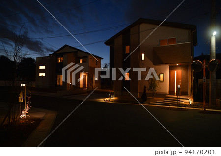 住宅地の夕景  暮れなずむ住宅街 94170201