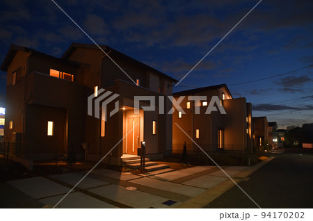 住宅地の夕景 暮れなずむ住宅街 住宅地の夕景 暮れなずむ住宅街 94170202
